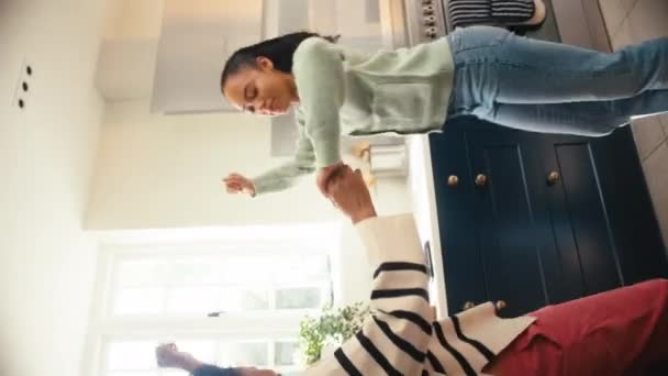 Yetişkin Bir Annenin Genç Kızıyla Mutfakta Dans Ederken Ağır Çekimde — Stok video