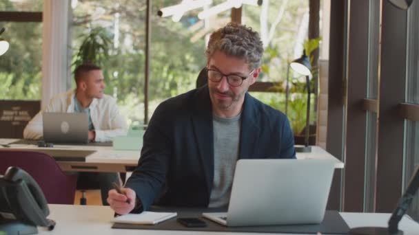 Mature Businessman Wearing Glasses Working Desk Modern Office Writing Ideas — Stock Video