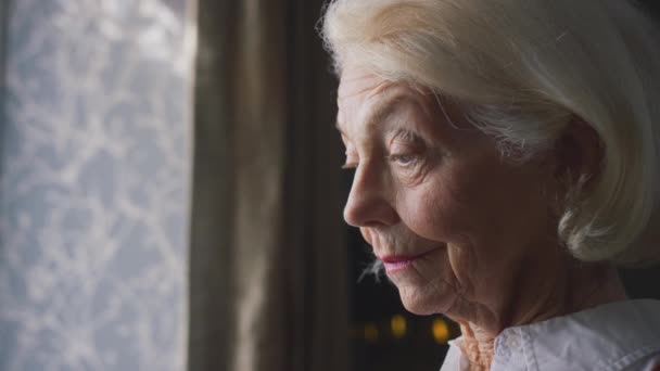 Starsza Kobieta Siedząca Przy Kaloryferze Domu Starająca Się Utrzymać Ciepło — Wideo stockowe
