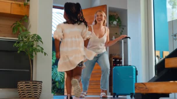 Figlia Saluto Mamma Ritorno Casa Con Bagagli Dal Viaggio Lontano — Video Stock