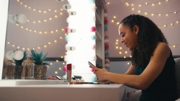 Teenage Dívka Doma Ložnici Uvedení Make Zrcadle Pomocí Mobilního Telefonu — Stock video