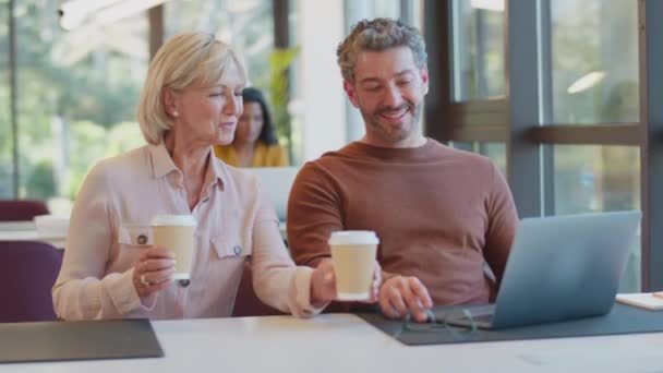 성숙한 사업가 노트북과 동료에 테이크아웃 커피를 슬로우 모션에서 — 비디오