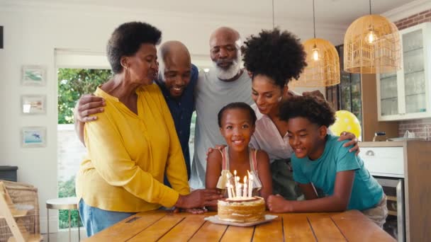 爱她的多代家庭 他们站在家里的厨房里 用蛋糕和蜡烛庆祝孙女的生日 为她唱着生日快乐 动作缓慢 — 图库视频影像
