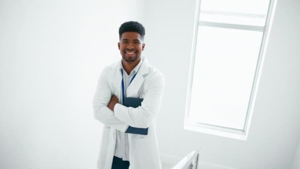 Πορτρέτο Του Χαμογελαστού Άνδρα Γιατρού Φορώντας Λευκό Παλτό Κρατώντας Ψηφιακό — Αρχείο Βίντεο