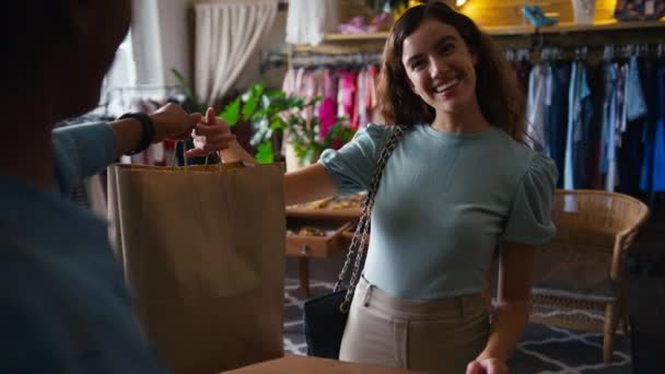 Cliente Femenino Tienda Moda Que Paga Por Ropa Con Tarjeta — Vídeo de stock