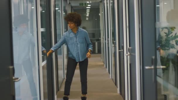 Heyecanlı Genç Bir Kadın Ofisten Çıkıyor Koridorda Yürürken Kutluyor Ağır — Stok video