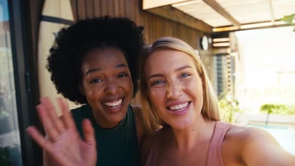 Усміхнені Друзі Відкритому Повітрі Разом Позують Селфі Мобільний Телефон Знімок — стокове відео