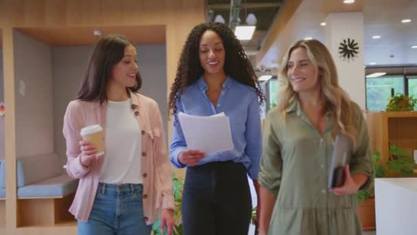 Drei Kolleginnen Gehen Mit Heißen Getränken Durch Großraumbüro — Stockvideo