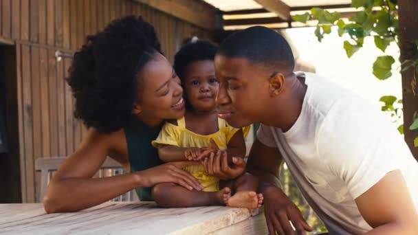 Família Brincando Com Jovem Filha Sentada Mesa Livre Casa Filmada — Vídeo de Stock