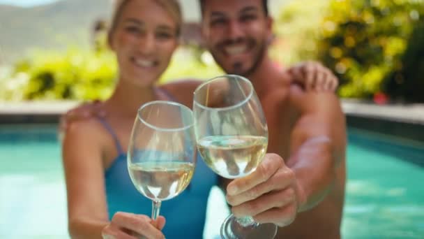 Uśmiechnięta Para Wakacjach Basenie Pijąca Wino Wiwatująca Razem Skupieniem Twarzy — Wideo stockowe