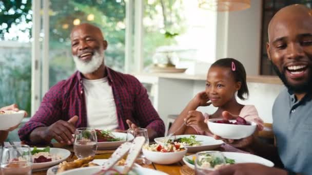 Nahaufnahme Einer Mehrgenerationenfamilie Die Hause Tisch Sitzt Und Essen Serviert — Stockvideo