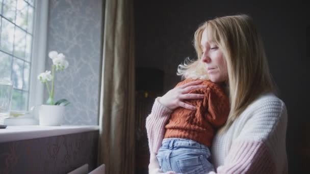 Nieszczęśliwa Matka Przytulająca Młodego Syna Domu Siedzącego Obok Kaloryfera Czasie — Wideo stockowe