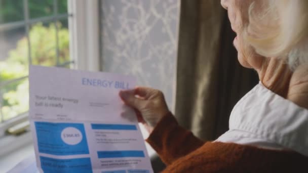 Mulher Sênior Janela Casa Com Conta Energia Reino Unido Durante — Vídeo de Stock