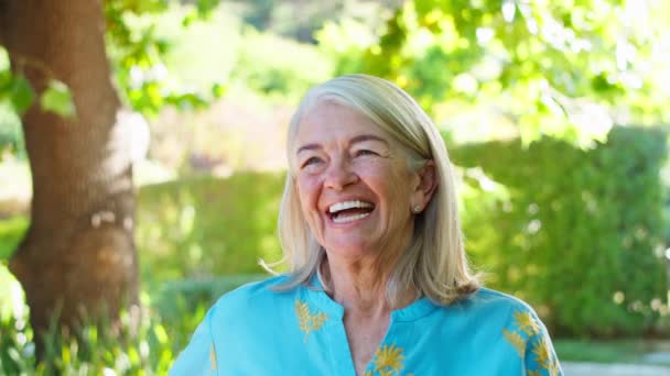 Portret Van Een Glimlachende Oudere Vrouw Buiten Park Tuin Platteland — Stockvideo