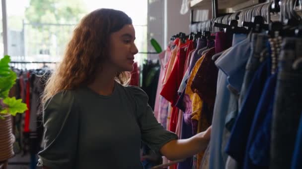 Vrouwelijke Eigenaar Personeel Modewinkel Controleren Voorraad Met Behulp Van Digitale — Stockvideo