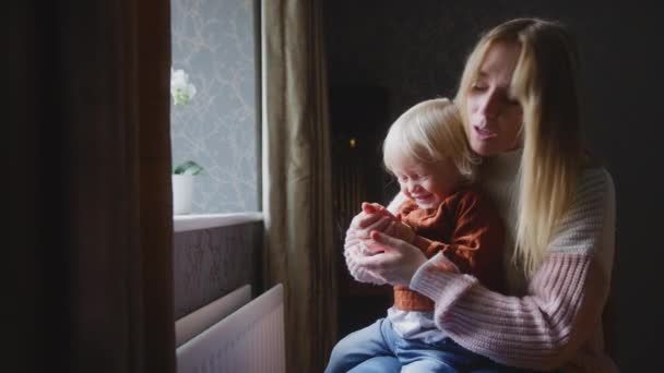 Ongelukkige Moeder Knuffelen Jonge Zoon Wrijven Handen Thuis Zitten Naast — Stockvideo