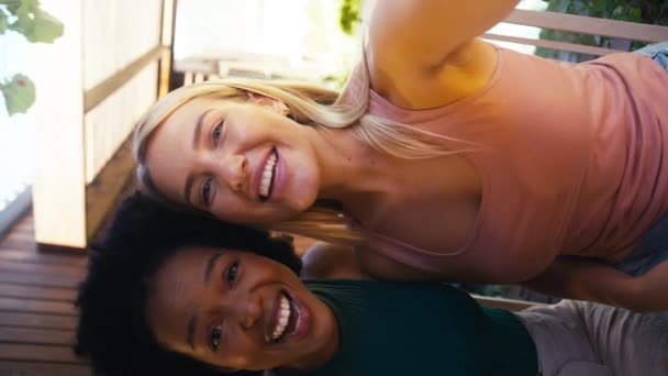 Vertikální Video Usměvavé Přítelkyně Dovolené Venku Společně Pózují Pro Selfie — Stock video