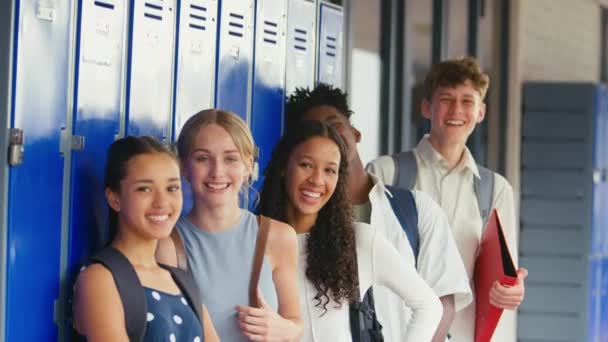 屋外ロッカーで立っている高校生の多文化クラスの肖像画 スローモーションで撮影 — ストック動画