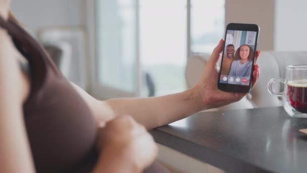 在家中用手机与朋友们进行视频通话的孕妇的近身活动 动作缓慢 — 图库视频影像