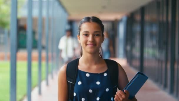 Retrato Una Estudiante Secundaria Caminando Fuera Las Aulas Con Mochila — Vídeos de Stock