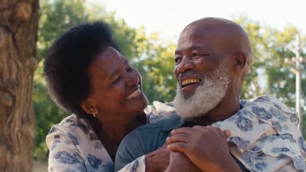 Kochająca Para Seniorów Świeżym Powietrzu Ogrodzie Przytula Się Uśmiecha Kamery — Wideo stockowe