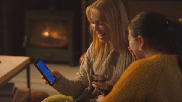 Дві Жінки Друзі Розслабляються Дивані Дивлячись Синій Екран Мобільний Телефон — стокове відео
