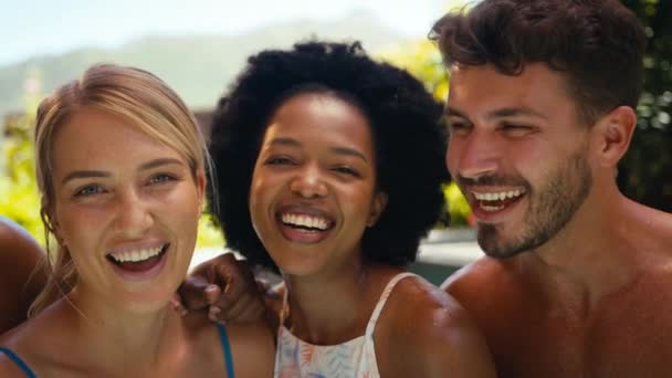 Uśmiechnięta Grupa Uśmiechniętych Przyjaciół Wakacjach Bawiących Się Basenie Nakręcona Zwolnionym — Wideo stockowe