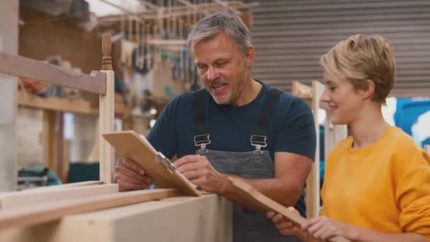 Reifer Männlicher Tischler Teilt Holzbearbeitungsfähigkeiten Mit Weiblichem Lehrling Möbelfabrik Zeitlupe — Stockvideo