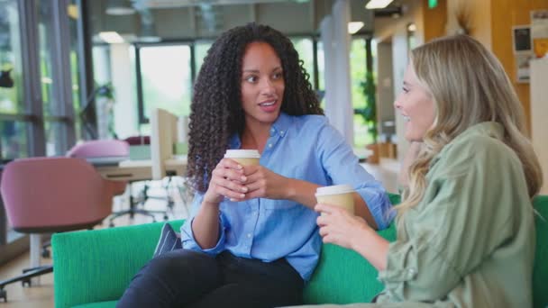 Forretningskvinder Med Takeaway Drinks Der Har Uformelt Møde Breakout Siddeområde – Stock-video