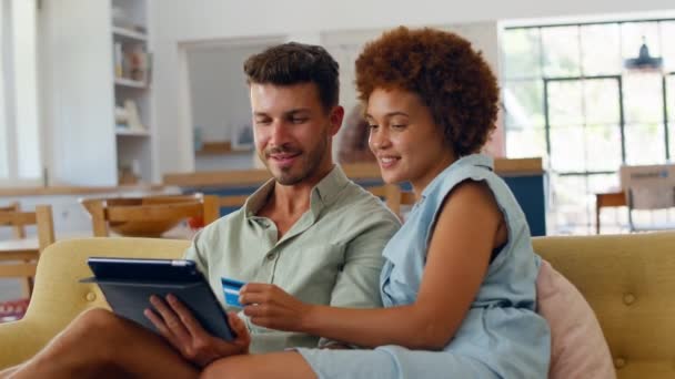 Ζευγάρι Στο Σπίτι Πιστωτική Κάρτα Και Ψηφιακή Ταμπλέτα Κάνει Σημαντική — Αρχείο Βίντεο