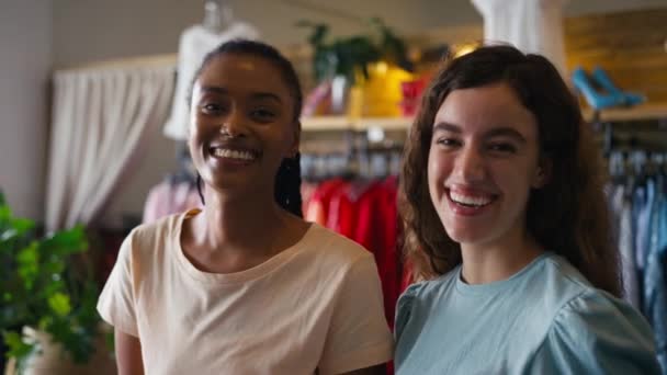 Портрет Двух Женщин Владельцев Сотрудников Магазина Модной Одежды Проверяющих Товар — стоковое видео
