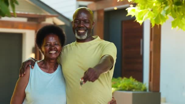 Porträt Eines Älteren Ehepaares Vor Dem Neuen Heim Das Umzugstag — Stockvideo