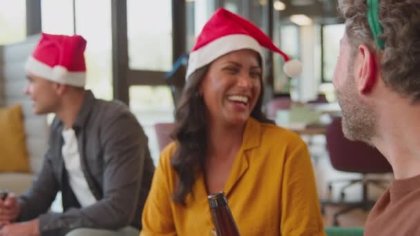 オフィスでクリスマスパーティーを祝うスタッフは トナカイのアントラーとサンタの帽子を着て スローモーションで撮影 — ストック動画