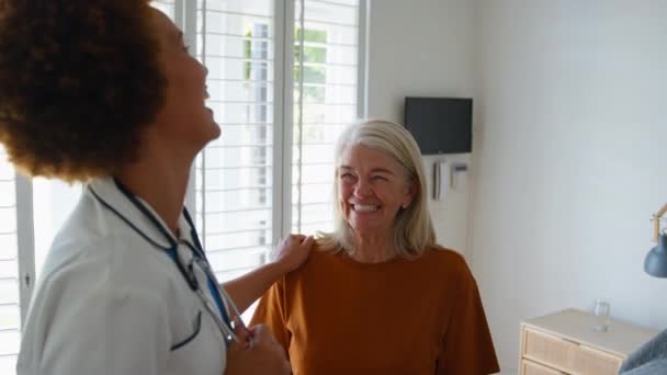 Kvinnlig Sjuksköterska Bär Uniform Möte Och Lugnande Senior Kvinnlig Patient — Stockvideo