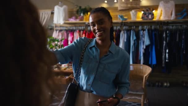 Жінка Клієнт Модному Магазині Платить Одяг Безконтактним Додатком Оплати Мобільних — стокове відео