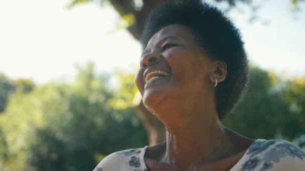 Cabeça Ombros Retrato Mulher Sênior Sorridente Livre Apreciando Natureza Jardim — Vídeo de Stock
