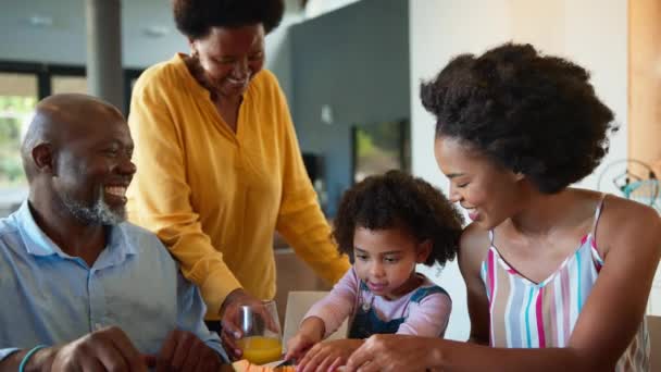Famille Prenant Petit Déjeuner Avec Les Grands Parents Mère Petite — Video