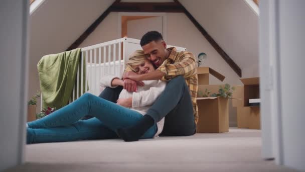 Milující Pár Očekává Miminko Objímání Jeslích Nového Domova Spolu Pohybem — Stock video