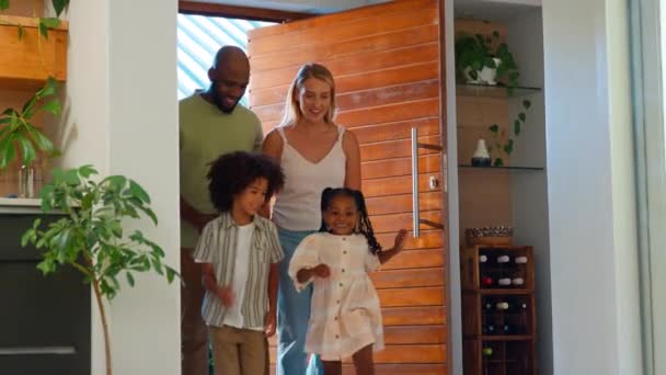 Família Que Abre Porta Frente Retornando Para Casa Após Viagem — Vídeo de Stock