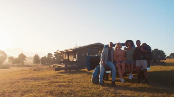 Portretul Grupului Prieteni Rucsacuri Așezate Spatele Camionului Călătoria Mașina Spre — Videoclip de stoc