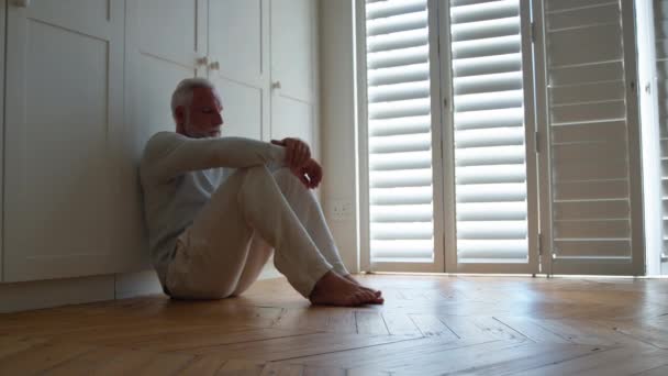 Handhållen Bild Olycklig Äldre Man Som Lider Psykiska Hälsoproblem Sitter — Stockvideo
