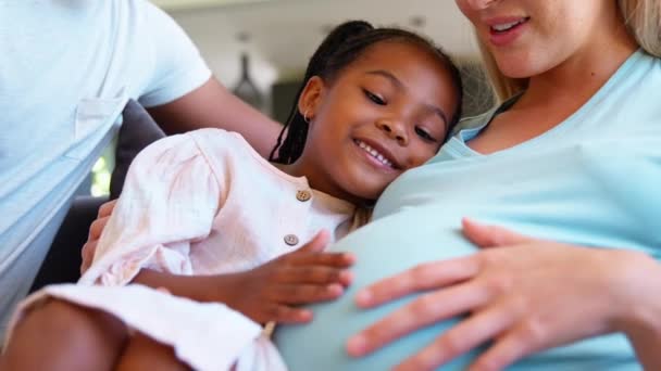 Zwangere Moeder Dochter Lezen Boek Thuis Samen Met Familie Achtergrond — Stockvideo