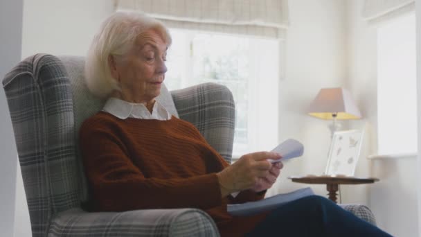 Besorgte Seniorin Sitzt Hause Sessel Und Schaut Während Der Lebenshaltungskosten — Stockvideo