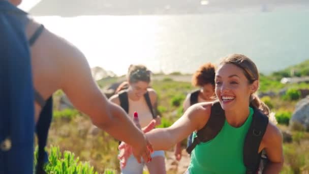 Група Друзів Жінок Рюкзаками Допомагають Один Одному Пішохідних Відпустках Сільській — стокове відео