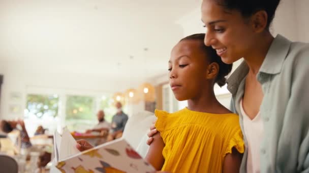 Anya Lánya Olvasás Könyvet Kanapén Otthon Többgenerációs Család Háttérben Lelassult — Stock videók