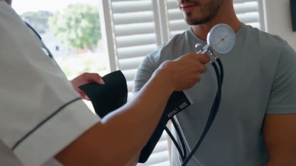 女护士穿著制服在私家医院病房测量男性病人的血压 慢动作射击 — 图库视频影像