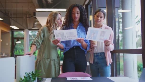 Business Team Multiculturale Femminile Che Riunisce Alla Scrivania Ufficio Moderno — Video Stock