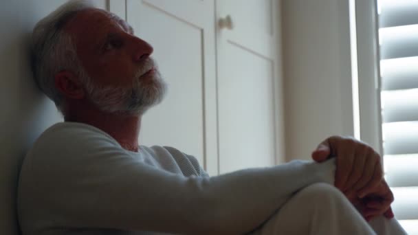 Närbild Handhållen Bild Olycklig Senior Man Lider Med Psykiska Hälsoproblem — Stockvideo