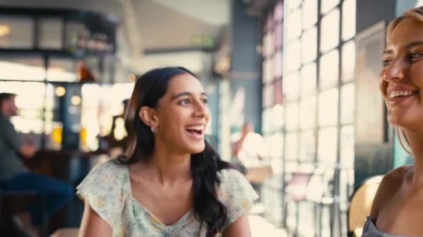 Multikulturális Női Barátok Csoportja Találkozó Étteremben Vagy Kávézóban Felzárkózás Beszélgetés — Stock videók