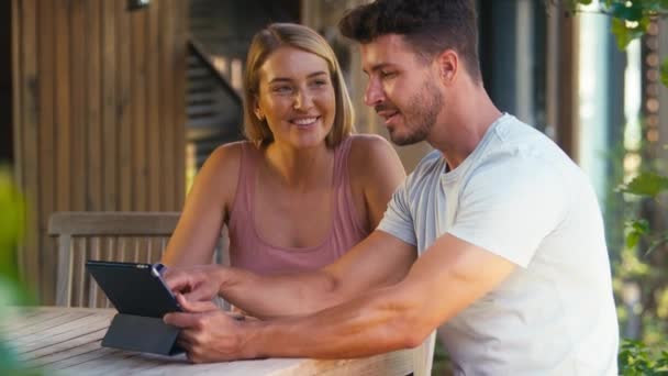 Pasangan Yang Bersemangat Rumah Dengan Kartu Kredit Menggunakan Tablet Digital — Stok Video
